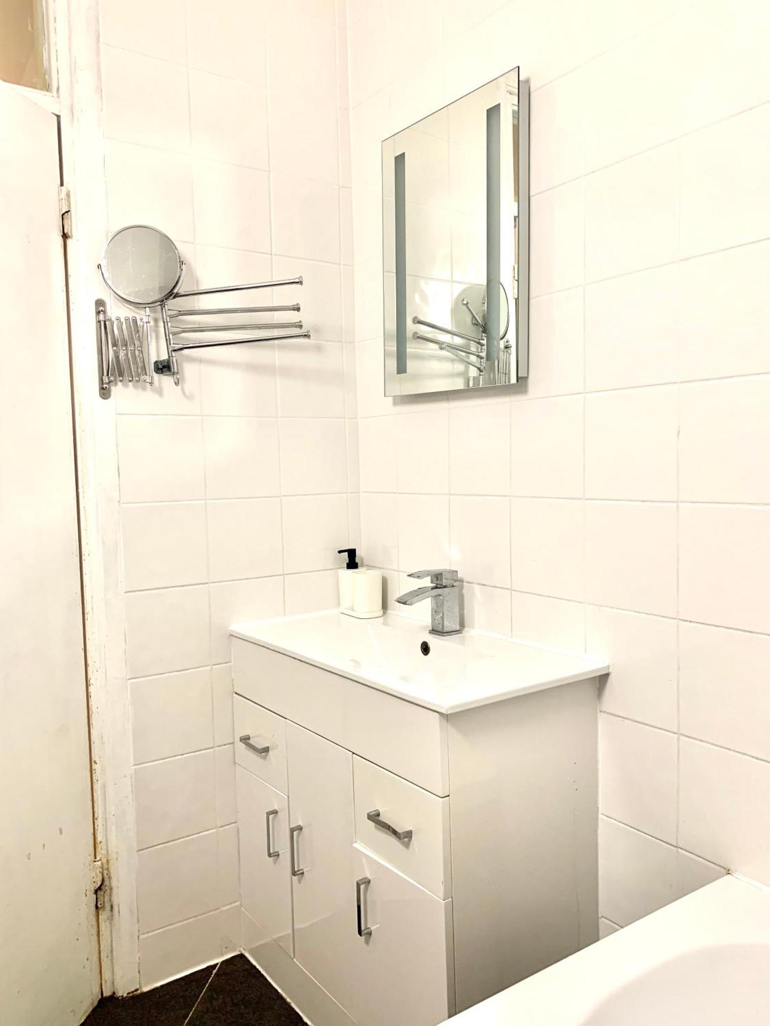 Cosy 2 Bedroom Apartment In Swiss Cottage. ลอนดอน ภายนอก รูปภาพ