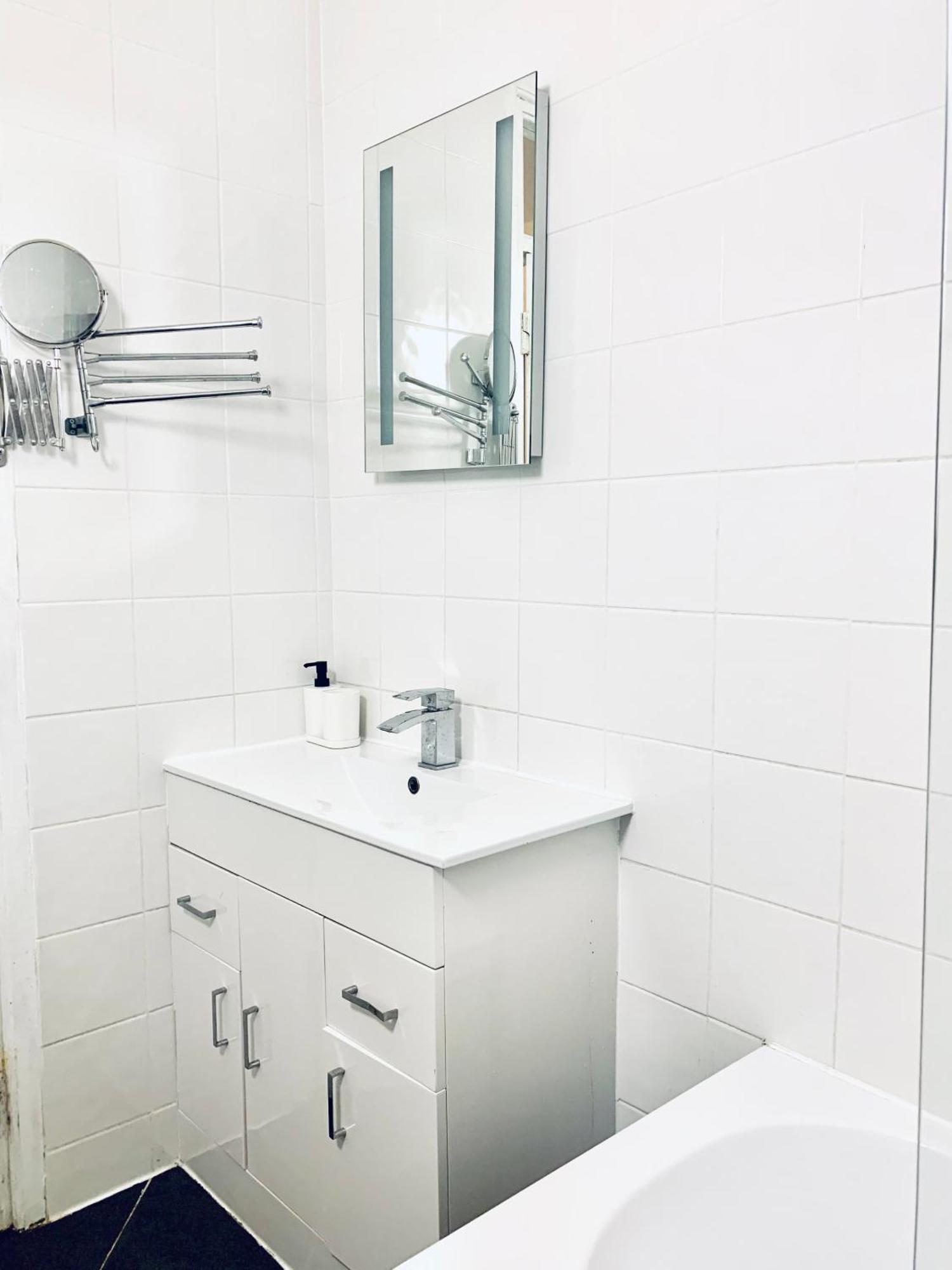 Cosy 2 Bedroom Apartment In Swiss Cottage. ลอนดอน ภายนอก รูปภาพ
